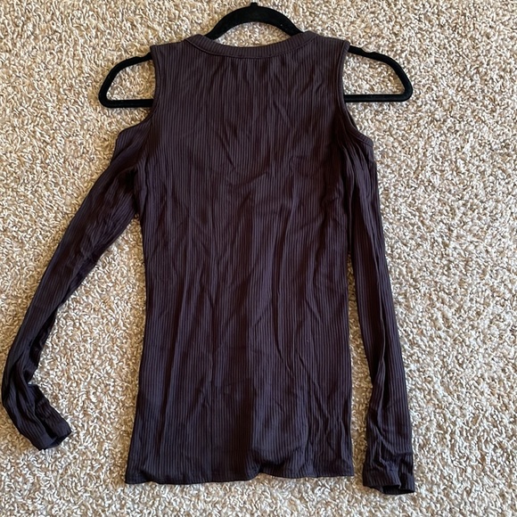 Cut out long sleeve top - Picture 2 of 3